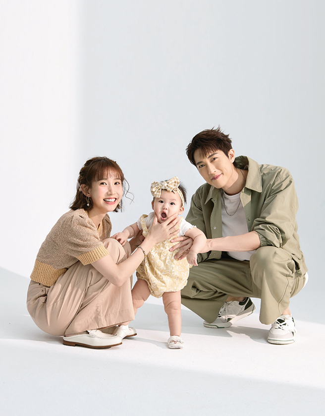 粿粿跟范姜彦丰，想对家中一样有听损宝宝的家长说：「勇敢面对，早点治疗。」并谢谢小粿酱选择他们作为父母，陪伴一起探索这个世界。（图／婴儿与母亲提供）