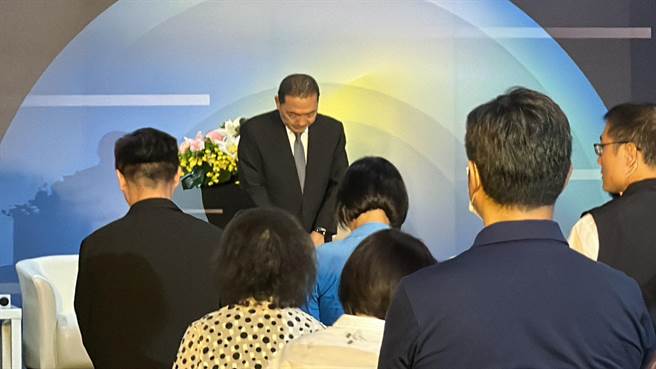 国民党总统参选人侯友宜上午早已排定的2030AI教育年会论坛，不过在开始发表AI教育愿景前，侯友宜以6分钟演说，悼念英勇殉职的警义消。（陈薏云摄）