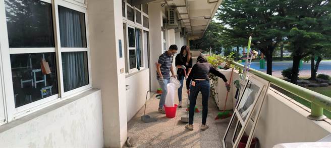 一旁的前进国小也遭受波及，今日停课一天。（谢佳潾摄）