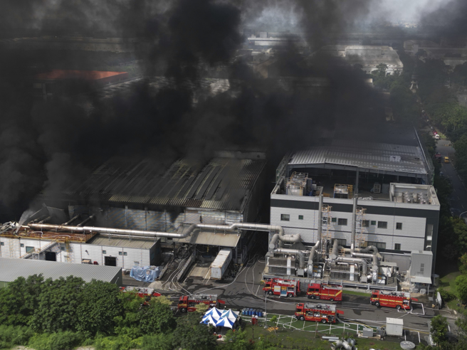 明扬国际火场高温逾千度  上午「浓烟转遽冲天，扩大水线灌救。(黄子明摄)
