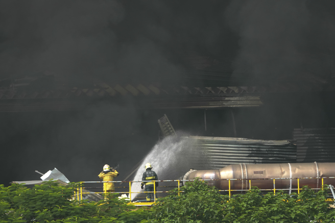 明扬国际火场高温逾千度  上午「浓烟转遽冲天，扩大水线灌救。(黄子明摄)
