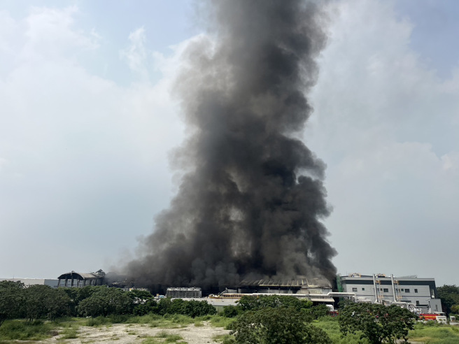 明扬国际火场高温逾千度  上午「浓烟转遽冲天，扩大水线灌救。(林和生摄)