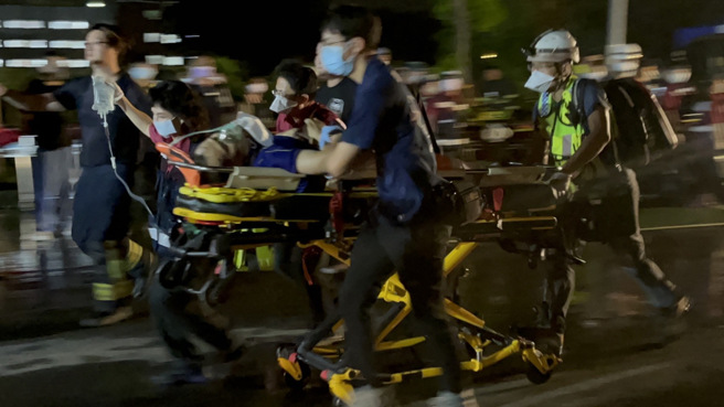 屏东明扬国际厂房昨（22日）彻夜延烧，屏荣院收治35人，其中有5名送院的消防员伤势严重。（照片 / 林和生摄）