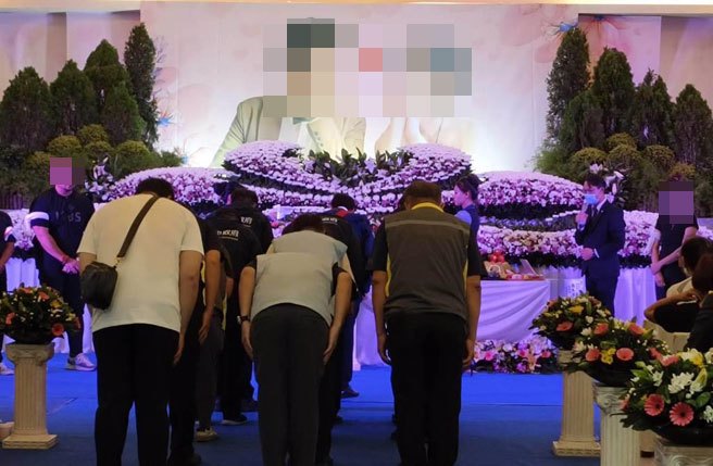 高雄市长陈其迈今天上午9时30分率领市府团队抵达告别式现场上香致意，随后逐一向家属致意慰问后离去。（林雅惠摄）