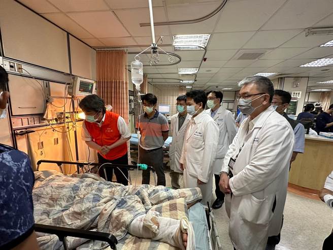 屏东加工出口区明扬公司厂房发生重大火警，百余人送医，卫福部次长王必胜南下赴医院了解情况。（图取自王必胜脸书）