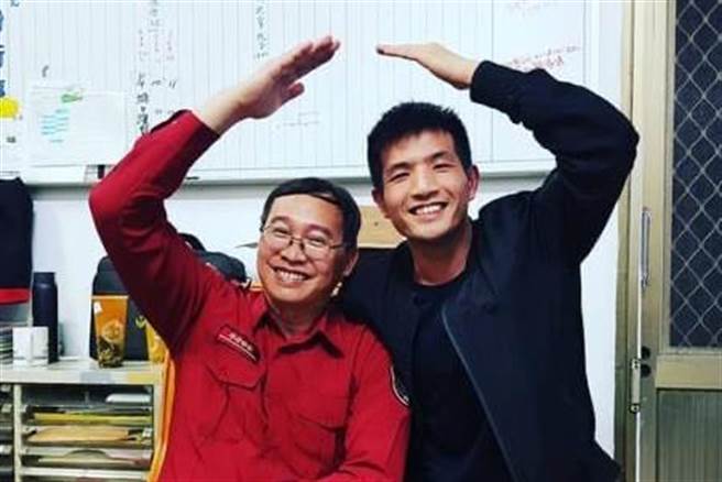 在屏东县「明扬国际」工厂火警不幸殉职的赖俊儒（右）乡曾在新竹县消防局关西消防分队服务，新竹县消防局在脸书悼念。（新竹县消防局提供／罗浚滨新竹传真＿