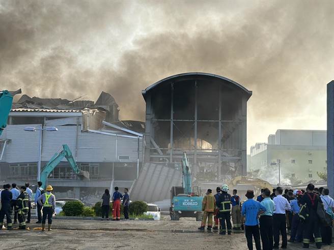 屏东加工出口区高尔夫球代工厂「明扬国际」22日傍晚惊传爆炸，消防人员漏夜灌救工厂，因此屏东市一间名叫9月的饮料店老板也号召熊猫外送员一起送物资到救灾现场。（谢佳潾摄）