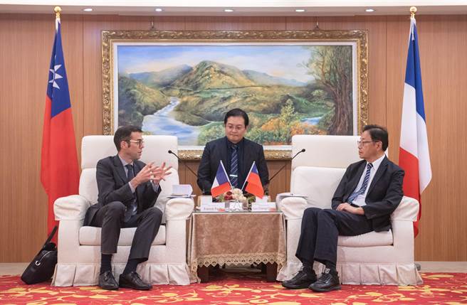 桃园市长张善政（右）昨天与法国在台协会主任Franck Paris（左）交流。（桃园市政府提供／陈梦茹桃园传真）