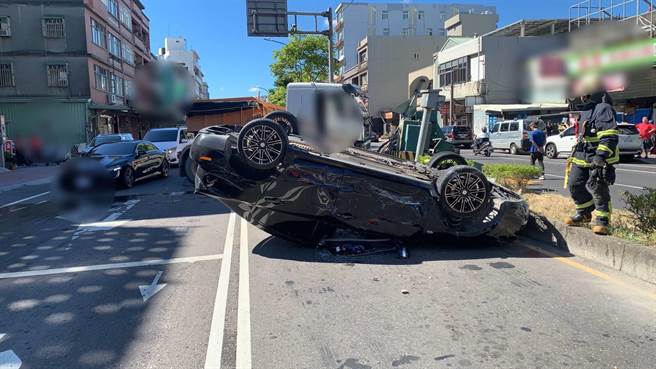 现场照片显示自小客车遭撞击后呈现四轮朝天，而联结车也撞上分隔岛。（桃园市消防局提供／陈梦茹桃园传真）