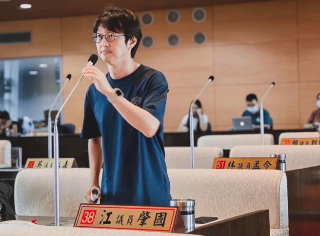 江肇国呼吁市府加强宣导各级学校师生参考「生病不上学、不上班」的指引，在流感疫苗到货前也要为「到校接种服务」做好准备，并且要针对歷年接种率都较低的「幼儿族群」加强接种服务及宣导。(戴志扬翻摄)