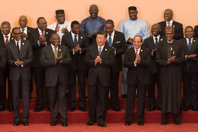 中共领导人习近平力推的「一带一路倡议」届满10周年之际，美国之音今天报导，中国对非洲贷款降至近20年来的最低。图为习近平与非洲友邦领袖合照。（资料照/中央社）