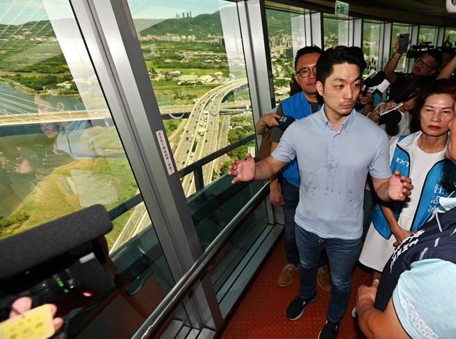 台北市长蒋万安23日视察士林、社子岛地区 ，并且登上北投焚化炉的高点鸟瞰社子岛。（季志翔摄）