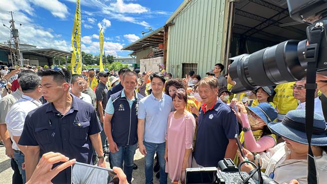 台北市长蒋万安在参拜完社子岛坤天亭后，也与社子岛开发派民眾互动，握手、拍照来者不拒。（丁上程摄）