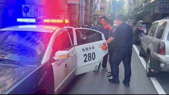 翟姓男子身背13案通缉，逃亡220天，仍被警方查缉到案。（板桥警分局提供）