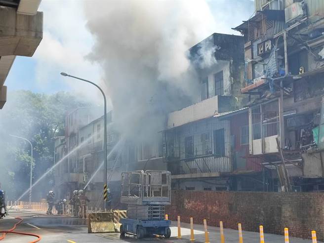 火警现场是铁皮建筑，不断冒出大量浓烟。（新北市消防局提供）