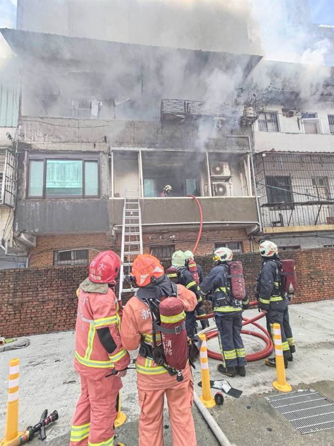 火警现场为3层楼建物，2、3楼全面燃烧，消防人员到场，立即布线抢救及做人命搜救。（新北市消防局提供）