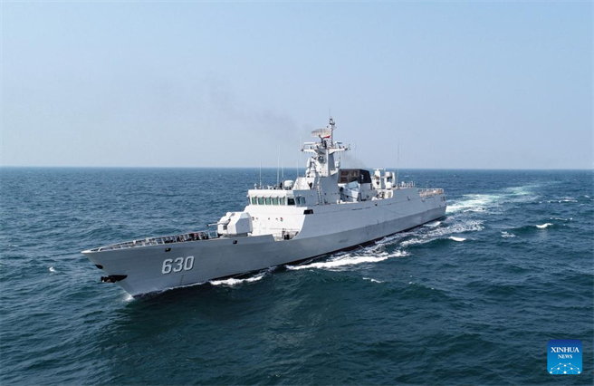 大陆海军巡航时解救两名菲律宾渔民，救治后已移交菲方。（新华社英文）