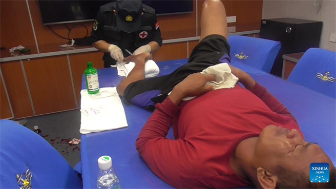 大陆海军巡航时解救两名菲律宾渔民，救治后已移交菲方。（新华社英文）