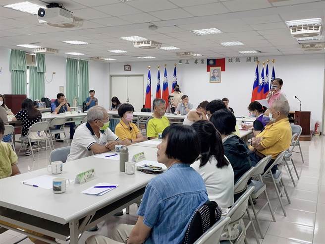 歷史建築專賣局台北支局大溪樟腦收納場宿舍修復再利用計畫，22日辦理地方說明會，產官學界與地方人士約30人參與。（桃園市文化局提供／蔡明亘桃園傳真）