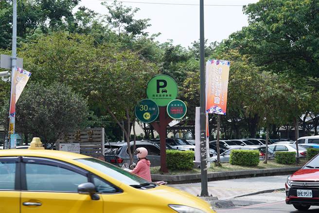 民眾以车代步，在找寻车位时睁大眼睛，找到车位时更要睁大眼睛，因为有不少停车场费率说明大玩文字游戏。（示意图／吴建辉摄）