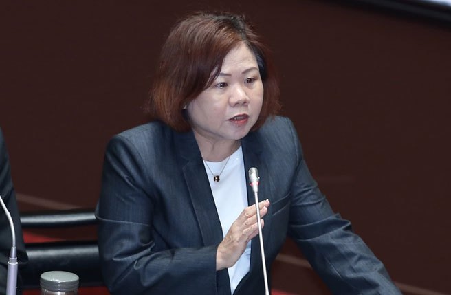 屏东明扬国际科技公司高尔夫球工厂发生火警爆炸意外，对于立委王鸿薇询问该公司是否为血汗工厂时，劳动部长许铭春23日在立法院答询时表示，该公司确实曾发生员工工作超时与工安问题。（姚志平摄）