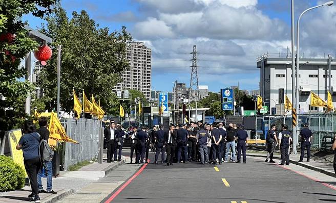 崁顶帮成员萧清发胞兄日前因故逝世，萧清发23日上午在板桥新月会馆为胞兄举办盛大的公祭仪式。（海山警分局提供）