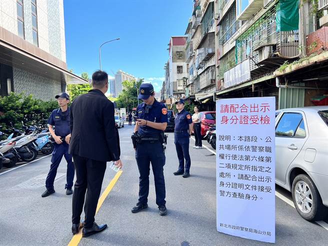 海山警分局派人前来搜证及维护秩序。（海山警分局提供）