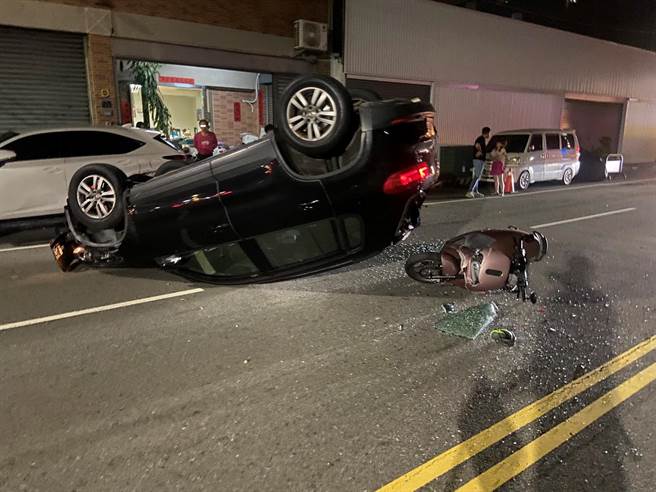 谢姓男子驾驶的休旅车撞上路旁车辆后翻覆，又遭骑电动机车的廖男撞上。(民眾提供)