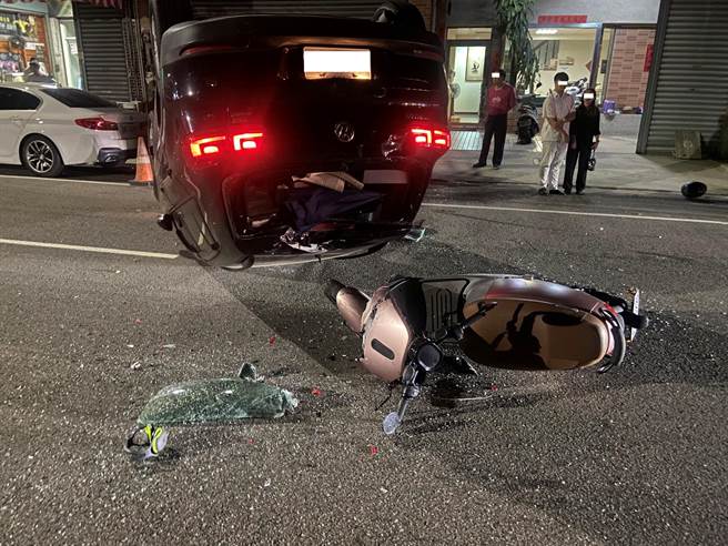 谢姓男子驾驶的休旅车撞上路旁车辆后翻覆，又遭骑电动机车的廖男撞上。(民眾提供)