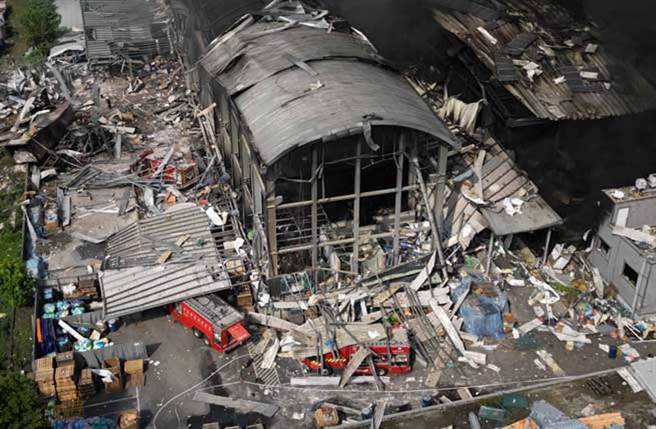 屏东科技产业园区明扬高尔夫球厂22日发生爆炸，火场今日持续闷烧，三部救火的消防车在爆炸中被埋在瓦砾堆中。（本报资料照片）