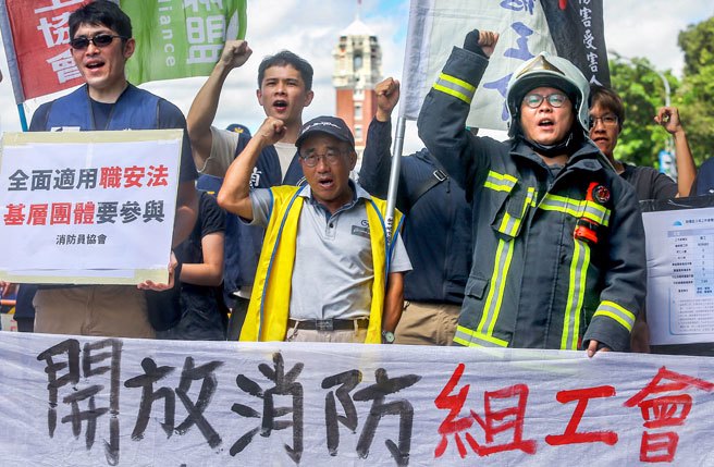 屏东科技园区发生大火，并造成多位消防员殉职。消防员工作权益促进会23日在凯道召开记者会，高声呼吁不该以殉职换改革，应开放消防组工会，还给基层发言权。（粘耿豪摄）