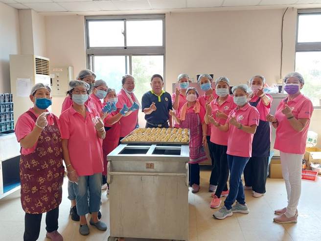 金門榮服處榮欣志工隊製作蛋黃酥分送給轄區獨居長者及關懷弱勢榮民(眷)，提早歡度中秋。(圖／金門縣榮民服務處提供)