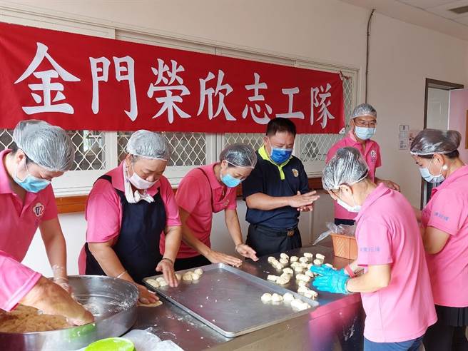 金門榮服處長游文勇(左四)也動手與榮欣志工隊製作蛋黃酥，並親自分送給轄區獨居長者及關懷弱勢榮民(眷)享用。(圖／金門縣榮民服務處提供)