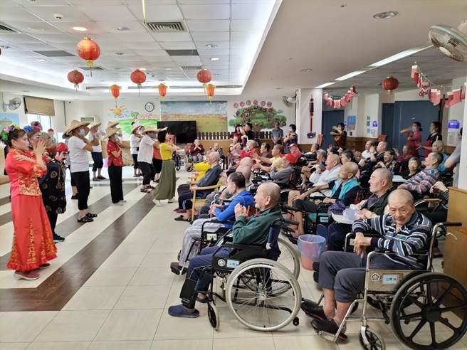 榮服處也特別安排志工隊表演公揹婆及舞蹈等餘興節目，與長輩們開心歡度中秋佳節。(圖／金門縣榮民服務處提供)