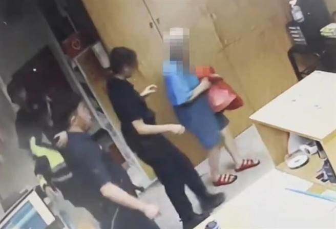 员警将老妇先带回派出所休息。（翻摄照片／林郁平台北传真）