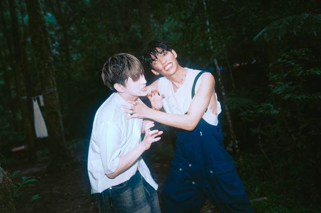 吴昱廷(左)、蔡承佑在MＶ扮丧尸。（滚石唱片提供)