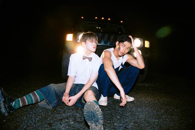 吴昱廷、蔡承佑发布全新单曲〈呜呜呜〉。（滚石唱片提供)