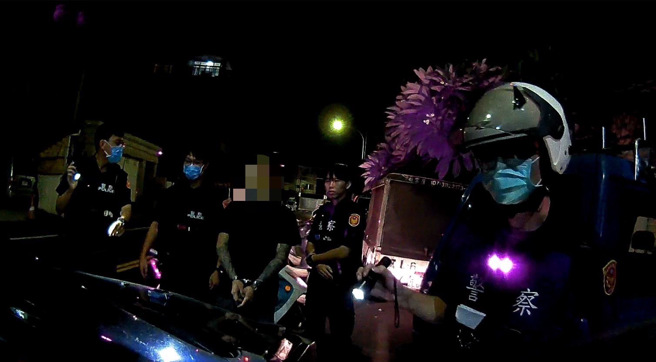 永康警尾隨攔車查獲「通緝犯與一堆毒品」。(戴志揚翻攝)