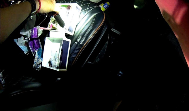 永康警尾隨攔車查獲「通緝犯與一堆毒品」。(戴志揚翻攝)