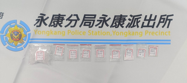 永康警尾隨攔車查獲「通緝犯與一堆毒品」。(戴志揚翻攝)
