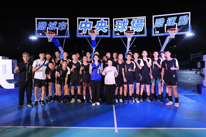 台中市府打造拥有10面篮球与排球场的「中央球场」，22日晚上启用。(台中市府提供)