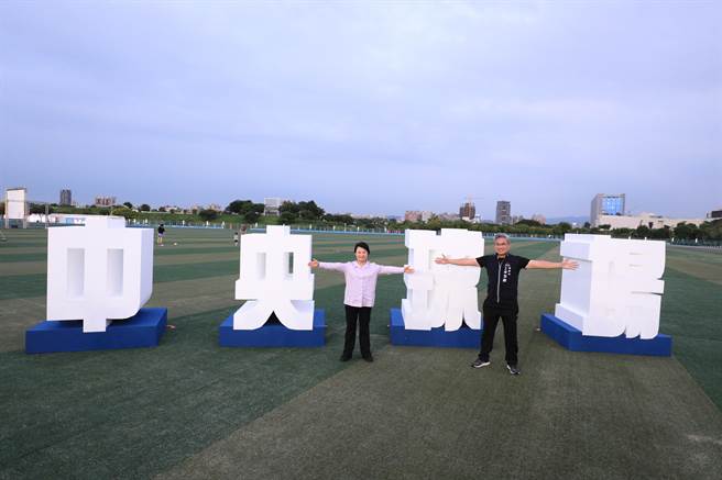台中市府打造拥有10面篮球与排球场的「中央球场」，22日晚上启用。(台中市府提供)