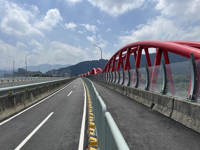 三莺大桥今开放全线通车，提供双向各2个汽车道、两侧机车专用道及人行兼自行车道。（工务局提供）
