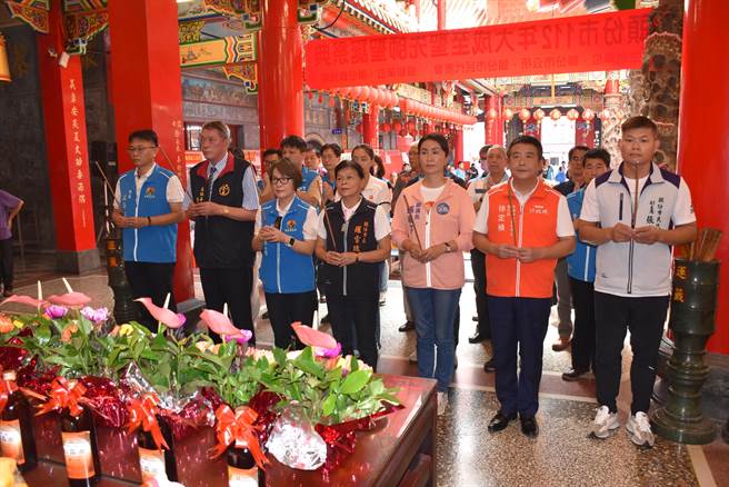 头份市长罗雪珠等人2３日上午在头份市义民庙参与祭孔仪典。（谢明俊摄）