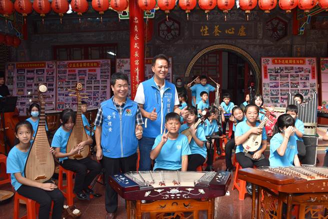 头份市公所2３日上午在头份市义民庙举办祭孔仪典，苗栗市长邱镇专程前来致意。（谢明俊摄）