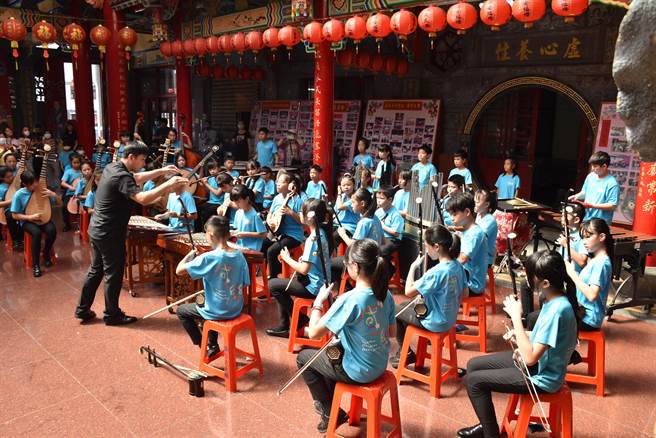头份市公所2３日上午在头份市义民庙举办祭孔仪典，头份国小国乐团表演。（谢明俊摄）