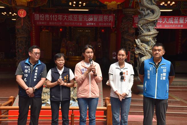 头份市公所2３日上午在头份市义民庙举办祭孔仪典，苗栗县副议长张淑芬及议员们致意。（谢明俊摄）