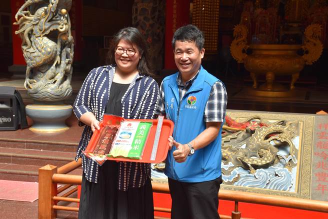 头份市公所2３日上午在头份市义民庙举办祭孔仪典，头份国小家长会长锺雪铃代表致赠敬师三礼给头份国小校长徐礼安。（谢明俊摄）