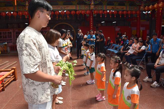 头份市公所2３日上午在头份市义民庙举办祭孔仪典，幼儿园小朋友致赠敬师6礼给老师。（谢明俊摄）