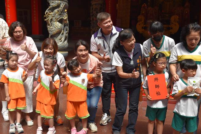 头份市公所2３日上午在头份市义民庙举办祭孔仪典，幼儿园小朋友致赠敬师6礼给老师。（谢明俊摄）